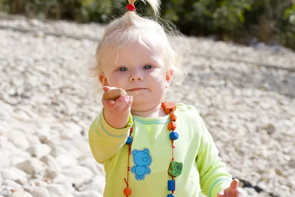 귀여운 아기 소녀는 조약돌을 들고 — 스톡 사진