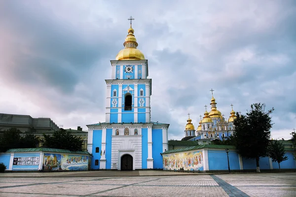 Michael de emissi met gouden koepels kathedraal in Kiev — Stockfoto