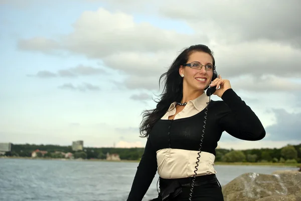 Flicka med en telefon i handen — Stockfoto