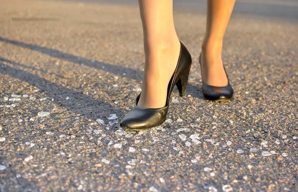 妇女的脚踩玻璃 — 图库照片