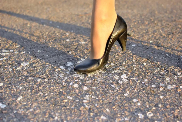 ガラスの上の女性の足のステップ — ストック写真