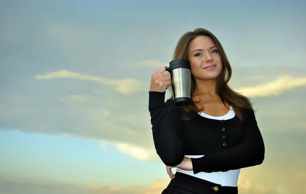 Piękną dziewczynę stojącą z kubkiem kawy — Zdjęcie stockowe