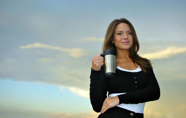 Красивая девушка стоит с кружкой кофе — стоковое фото