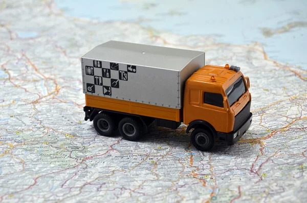Conceito pequeno carro de brinquedo branco no mapa itália — Fotografia de Stock