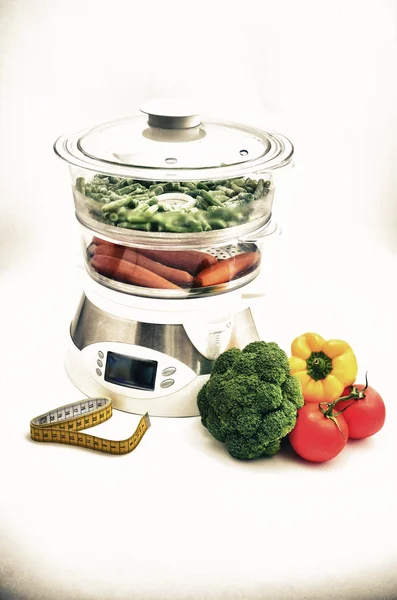 Steamer com verduras e uma fita métrica, conceito — Fotografia de Stock