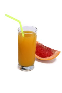 glas sinaasappelsap met een stro en grapefruit geïsoleerd op wit