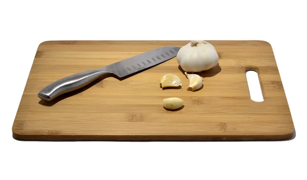 Cuchillo y ajo en una tabla de cortar, aislado en blanco —  Fotos de Stock