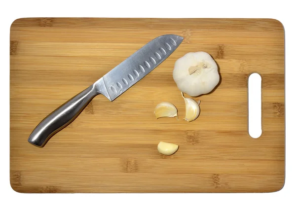 Cuchillo y ajo en una tabla de cortar, aislado en blanco —  Fotos de Stock