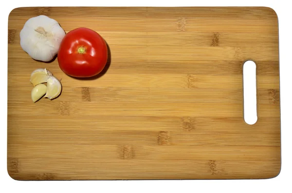 Garlic and tomato on a cutting board, isolated on white — Stock Photo, Image