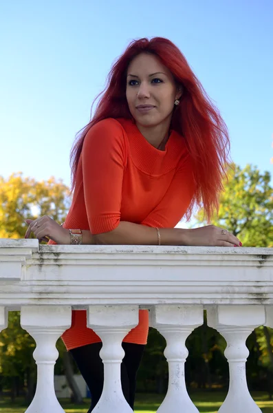 Kızıl saçlı kız ayakta, Korkuluk — Stok fotoğraf