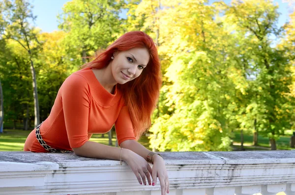 Redhead girl standing at the railing — Stock Photo, Image