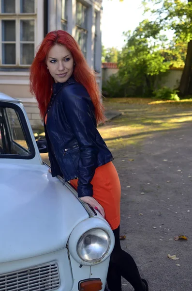 Redheaded κορίτσι κοντά το παλιό αυτοκίνητο — Φωτογραφία Αρχείου