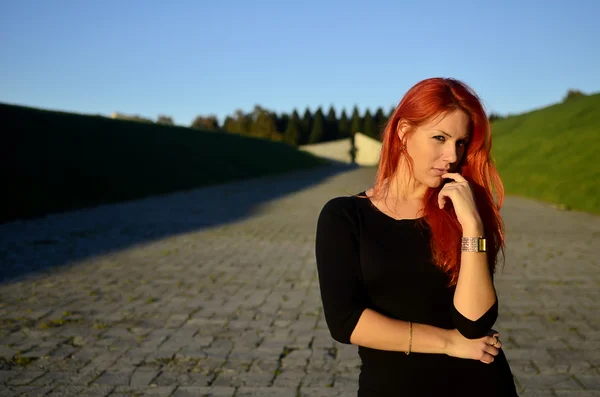 포즈를 취하는 빨강 머리 소녀 — 스톡 사진
