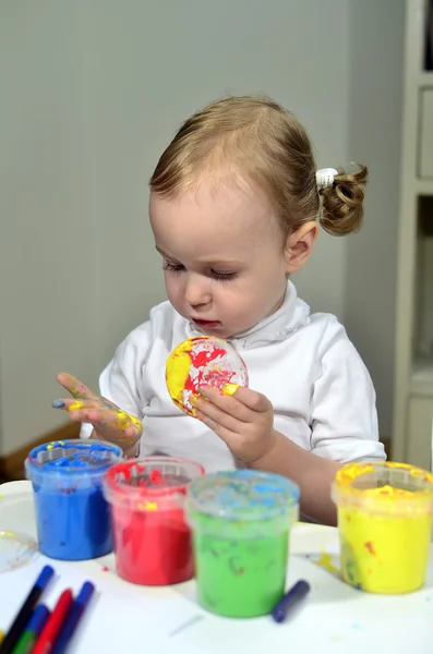 Little girl draws with colored inks — Stock Photo, Image