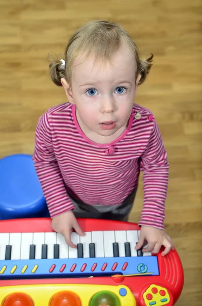 Little girl playing the piano — Stock Photo, Image