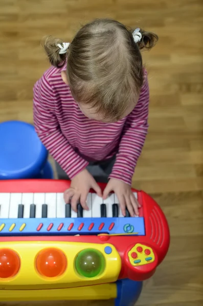 Küçük kız piyano — Stok fotoğraf