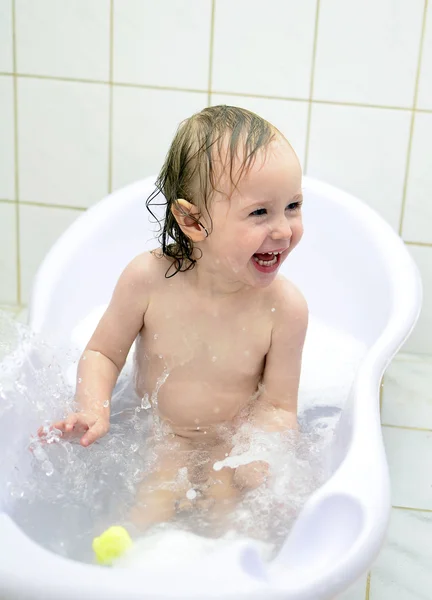 Lilla flickan har roligt i badrummet — Stockfoto
