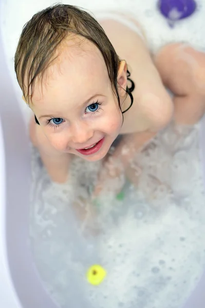 Lilla flickan har roligt i badrummet — Stockfoto