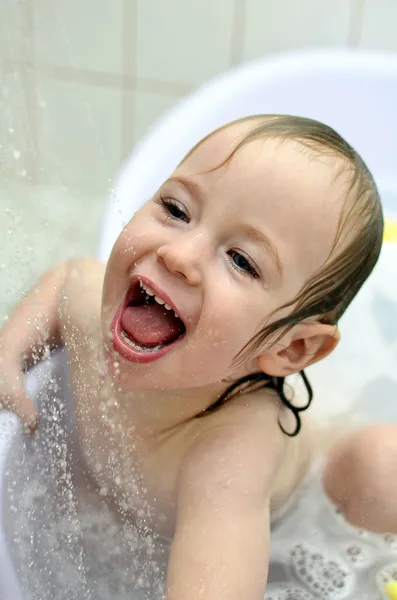 어린 소녀는 목욕탕에 있는 재미 — 스톡 사진