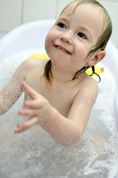Маленькая девочка развлекается в ванной — стоковое фото