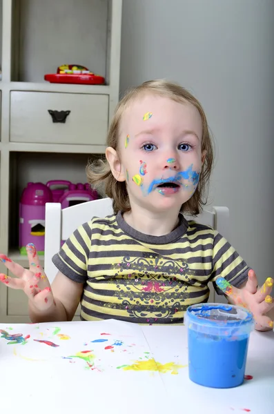 小女孩和彩色的油漆 — 图库照片