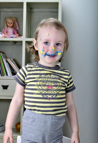 Küçük kız ve renkli boyalar — Stok fotoğraf