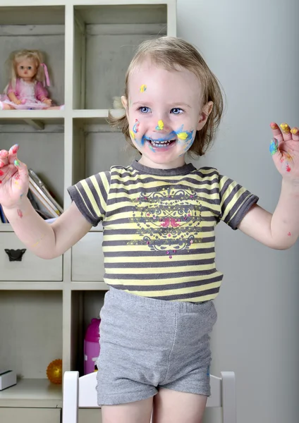 小女孩和彩色的油漆 — 图库照片