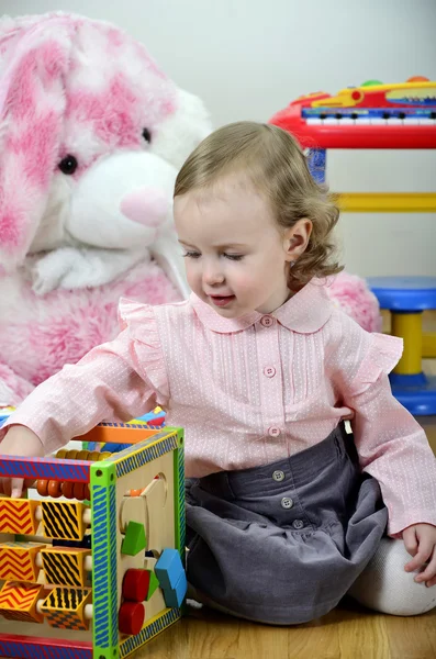 Маленькая девочка в комнате с игрушками — стоковое фото