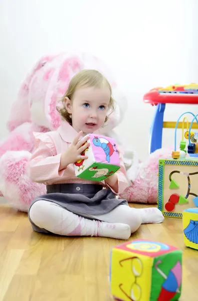 Dziewczynka w pokoju z zabawkami — Zdjęcie stockowe