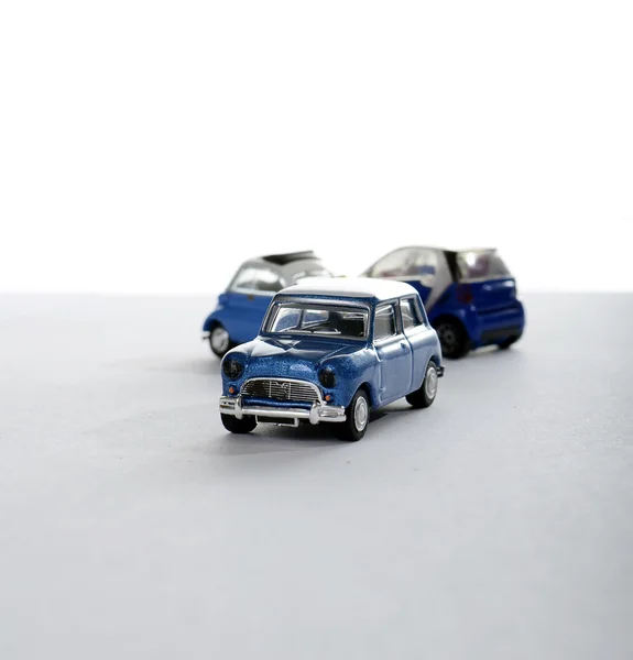 Miniatuur auto tegen andere auto's, concept — Stockfoto