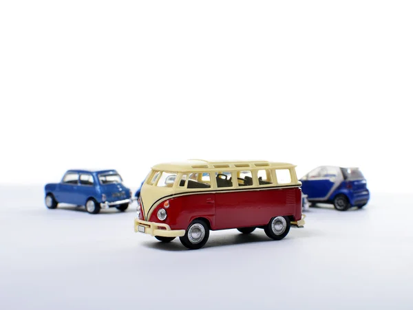 Coche en miniatura contra otros coches, concepto — Foto de Stock
