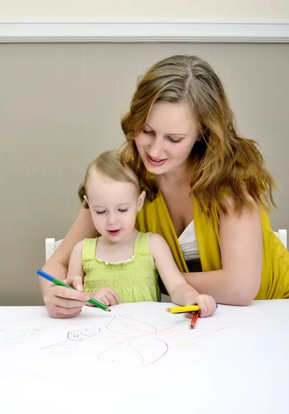 母亲和儿童绘画 — 图库照片