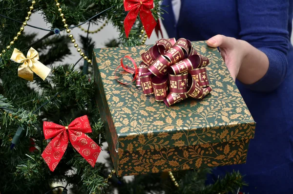 Bir Noel hediyesi tutan kadının el — Stok fotoğraf