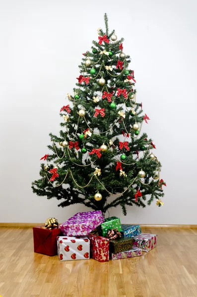 Árbol de Navidad con regalos — Foto de Stock