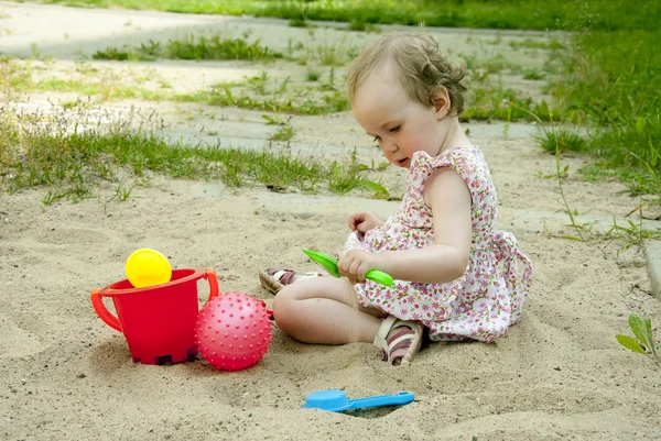 Маленька дівчинка грає в пісочниці — стокове фото