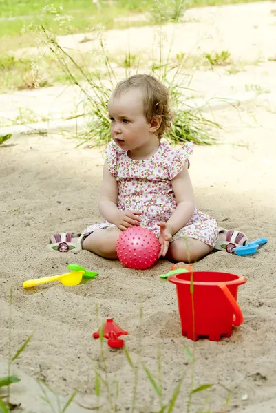 Petite fille jouant dans le bac à sable — Photo