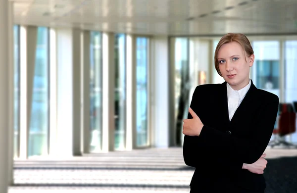 Porträtt av en kvinnlig chef i office — Stockfoto