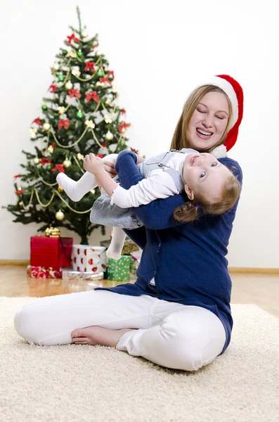 Holčička a její máma, Bavíte se o Vánocích — Stock fotografie
