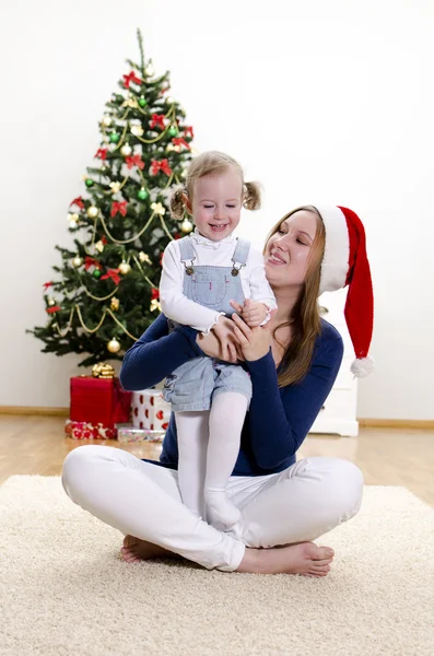 Küçük kız ve annesi Noel'de eğleniyor — Stok fotoğraf