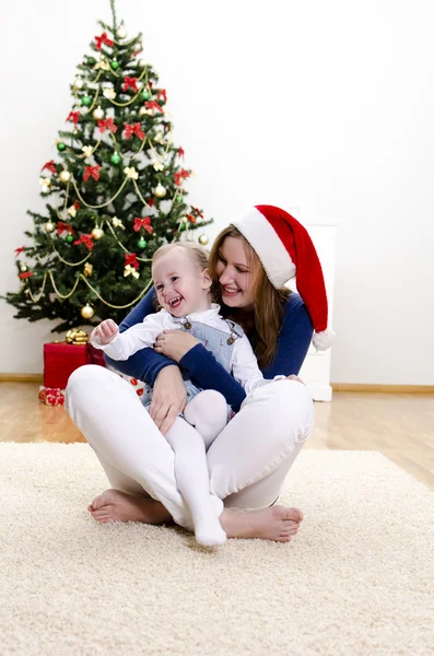 Petite fille et sa mère s'amusent à Noël — Photo