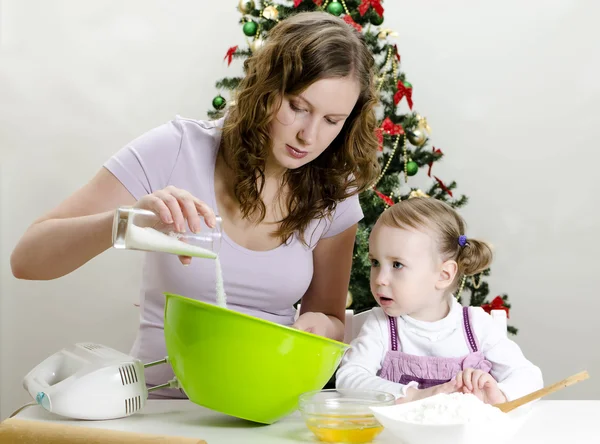 Küçük kız ve annesi Noel kurabiyeleri hazırlıyor — Stok fotoğraf