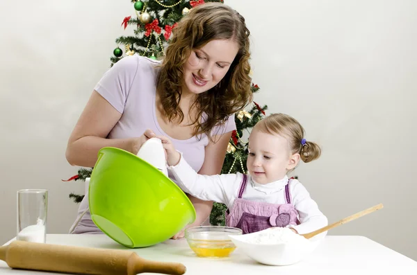 Petite fille et mère préparent des biscuits de Noël — Photo