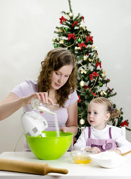Niña y madre están preparando galletas de Navidad —  Fotos de Stock