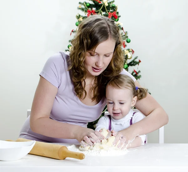 Kis lány és anya készül karácsonyi sütik — Stock Fotó