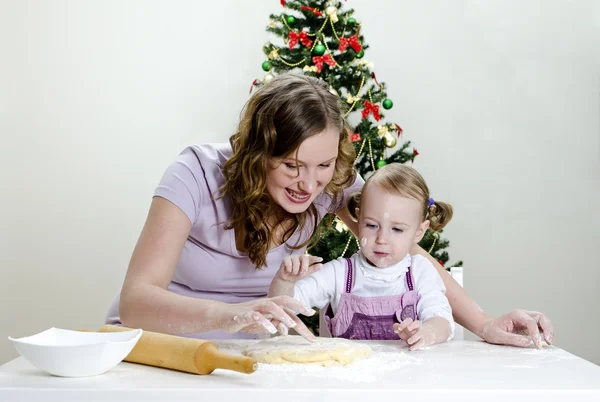 Liten flicka och mor förbereder julen cookies — Stockfoto