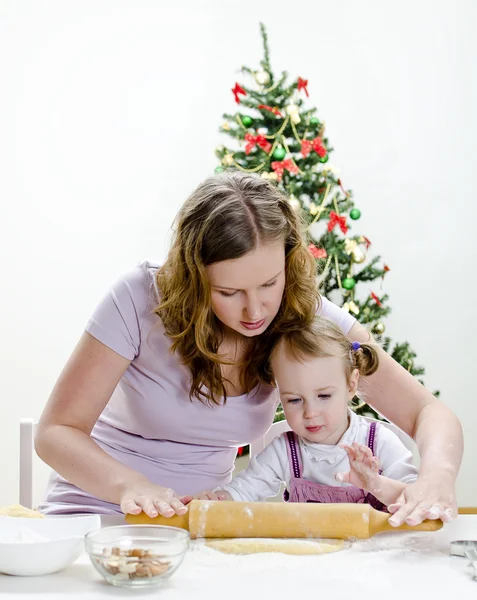 Holčička a matka se připravují vánoční cukroví — Stock fotografie