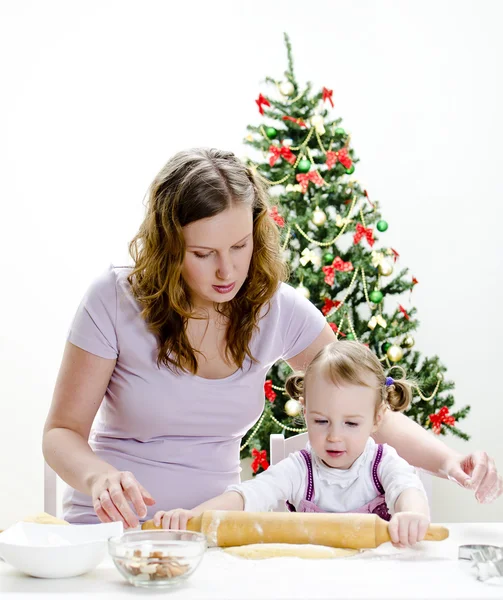 Liten flicka och mor förbereder julen cookies — Stockfoto