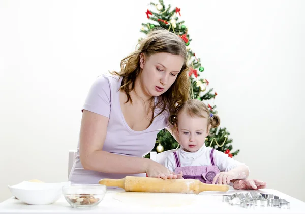 Küçük kız ve annesi Noel kurabiyeleri hazırlıyor — Stok fotoğraf