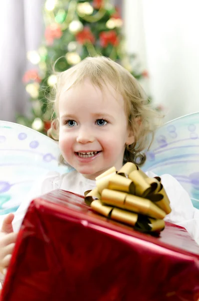 Liten flicka håller julklapp — Stockfoto