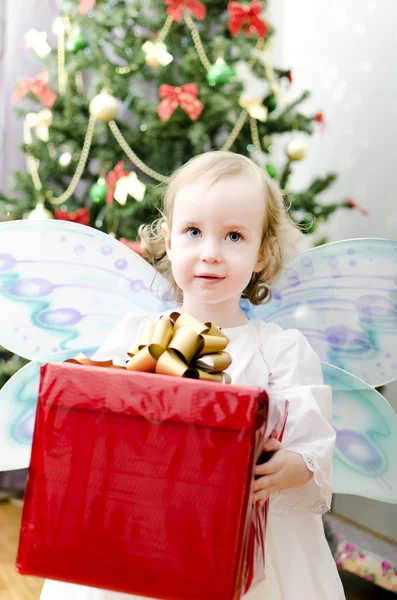 Little girl holding christmas gift — Stock Photo, Image